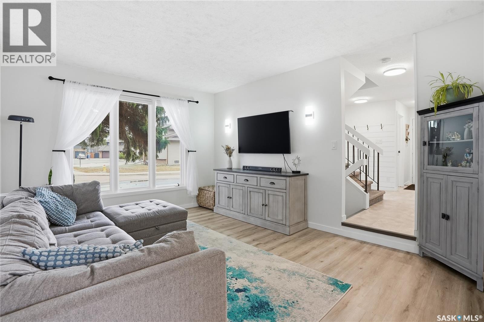 542 Coldspring Way, Saskatoon, SK - Indoor Photo Showing Living Room