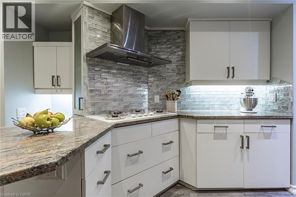 134 Broad Leaf Crescent, Ancaster, ON - Indoor Photo Showing Kitchen With Upgraded Kitchen
