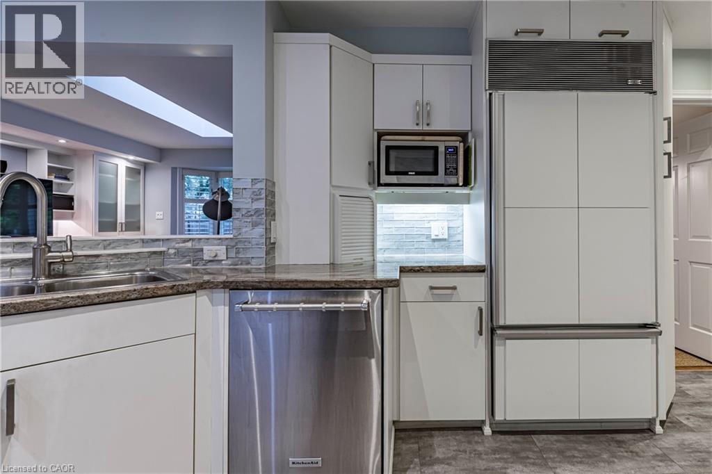 134 Broad Leaf Crescent, Ancaster, ON - Indoor Photo Showing Kitchen