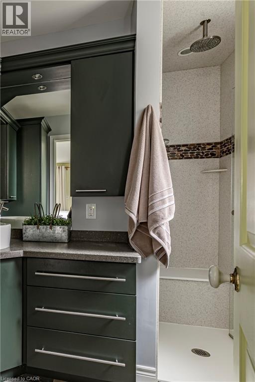 134 Broad Leaf Crescent, Ancaster, ON - Indoor Photo Showing Bathroom