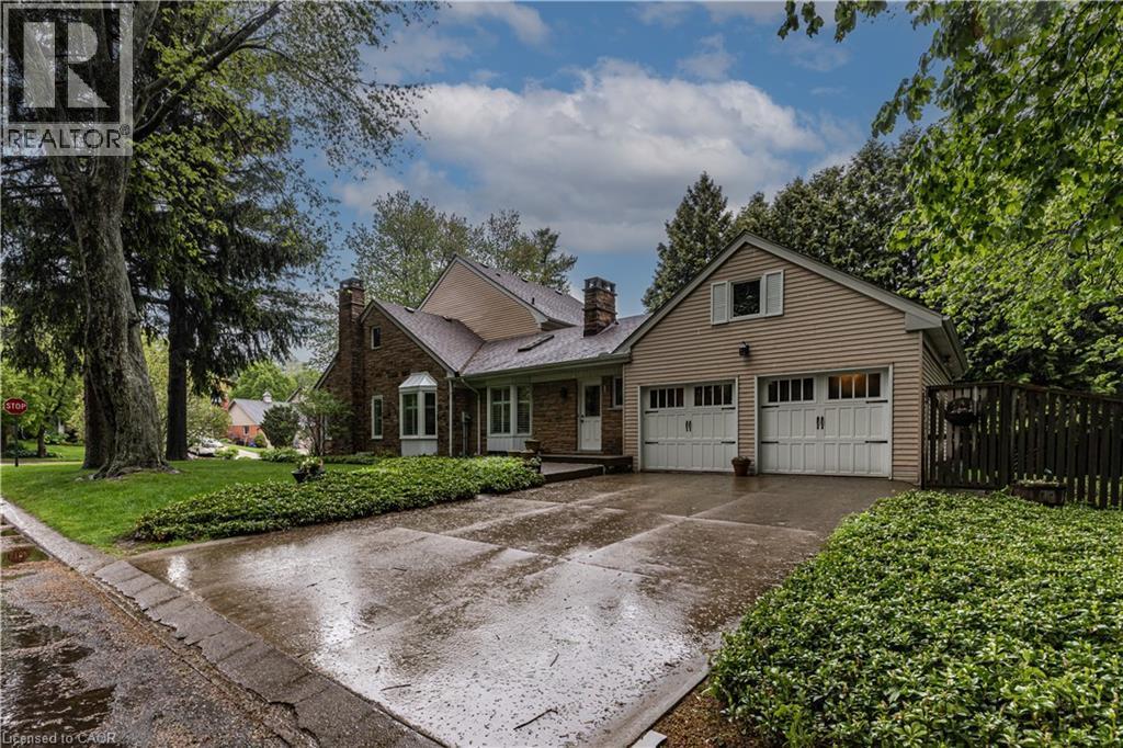 134 Broad Leaf Crescent, Ancaster, ON - Outdoor With Facade