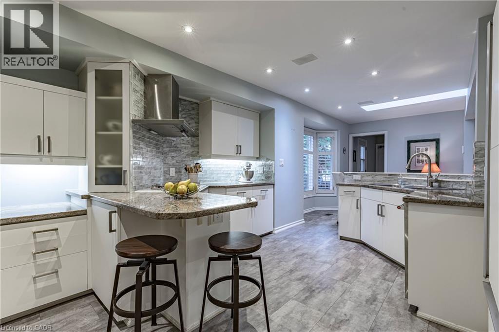 134 Broad Leaf Crescent, Ancaster, ON - Indoor Photo Showing Kitchen With Upgraded Kitchen