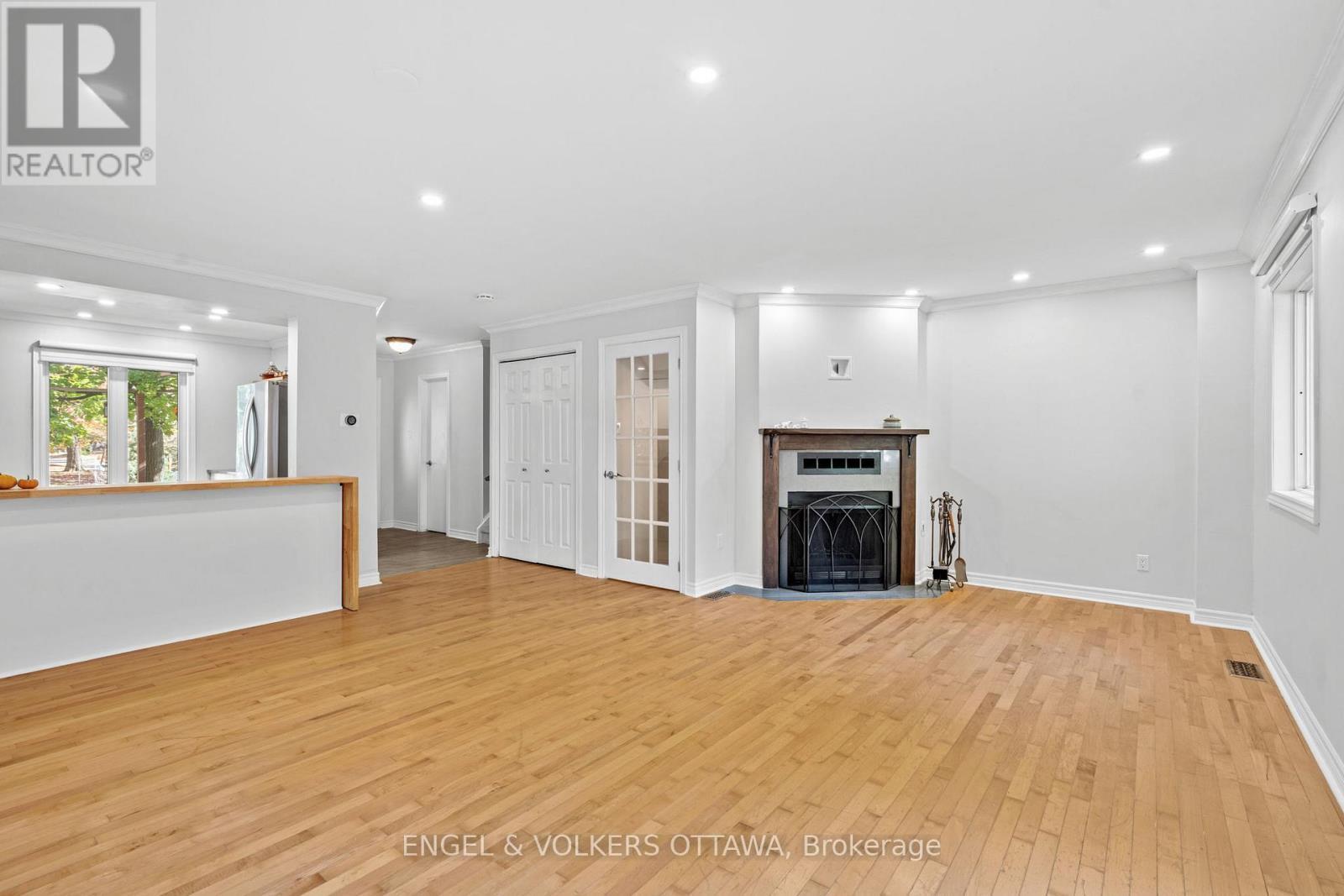 1540 Mimosa Avenue, Ottawa, ON - Indoor Photo Showing Other Room With Fireplace