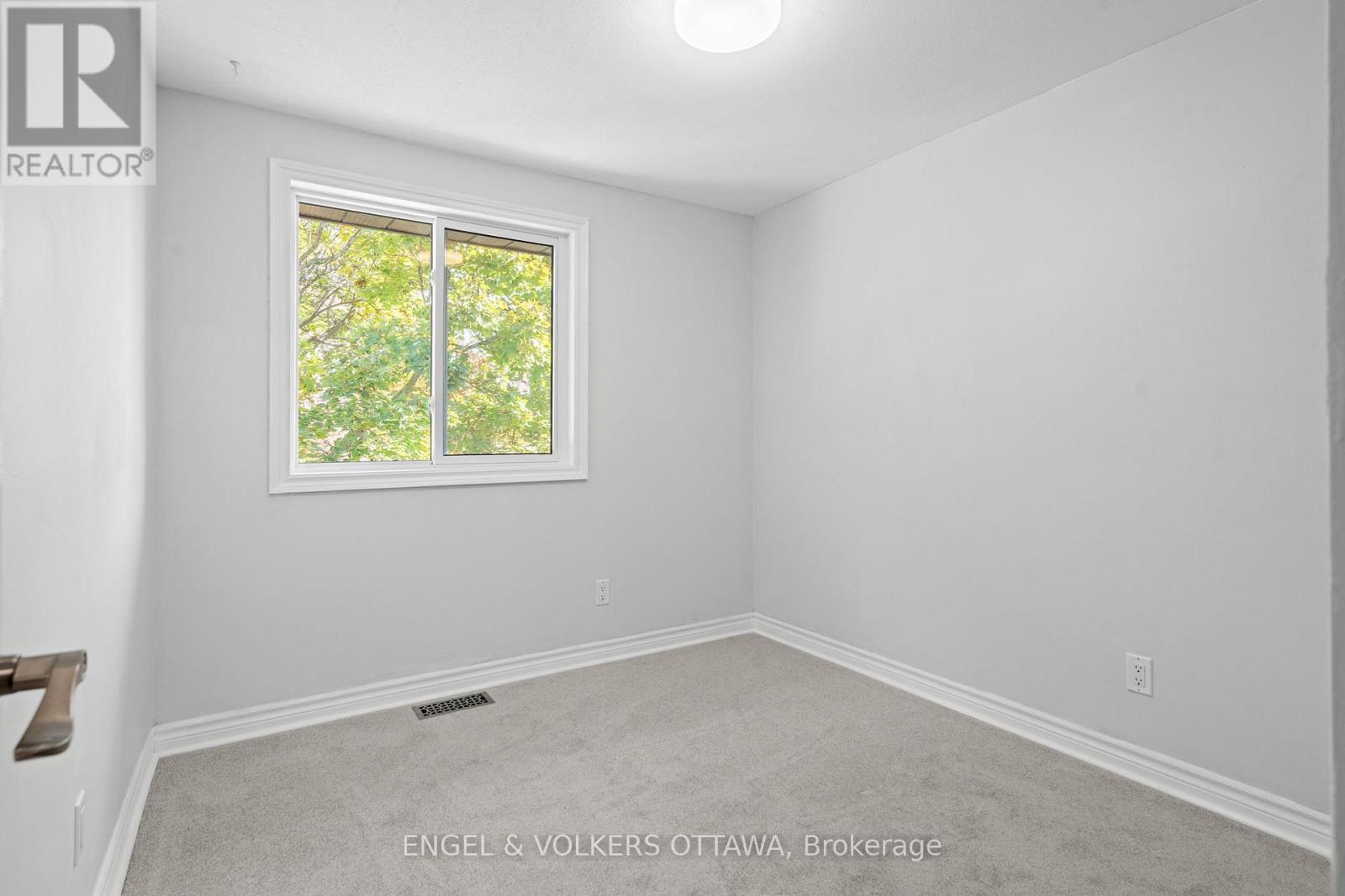 1540 Mimosa Avenue, Ottawa, ON - Indoor Photo Showing Other Room