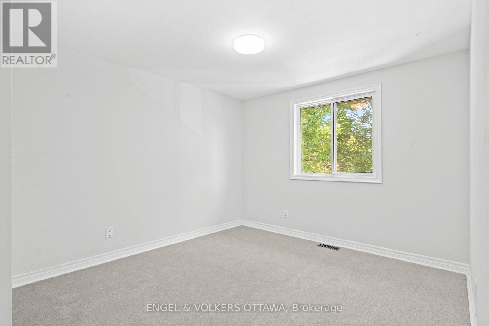 1540 Mimosa Avenue, Ottawa, ON - Indoor Photo Showing Other Room