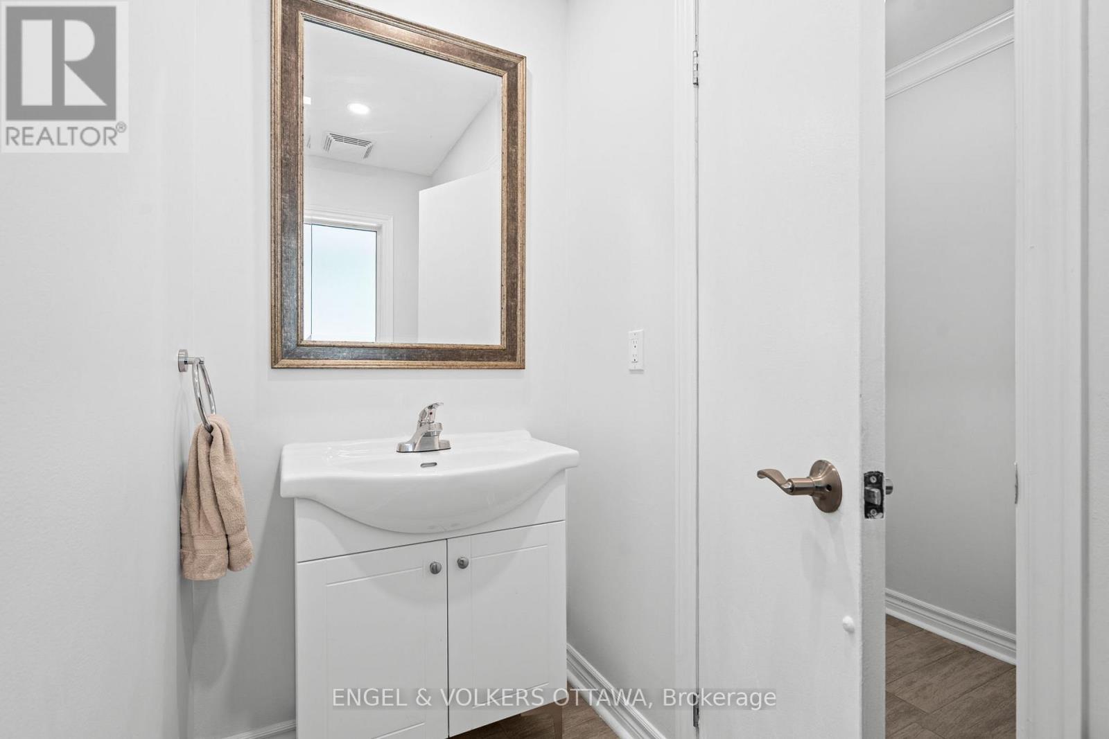 1540 Mimosa Avenue, Ottawa, ON - Indoor Photo Showing Bathroom