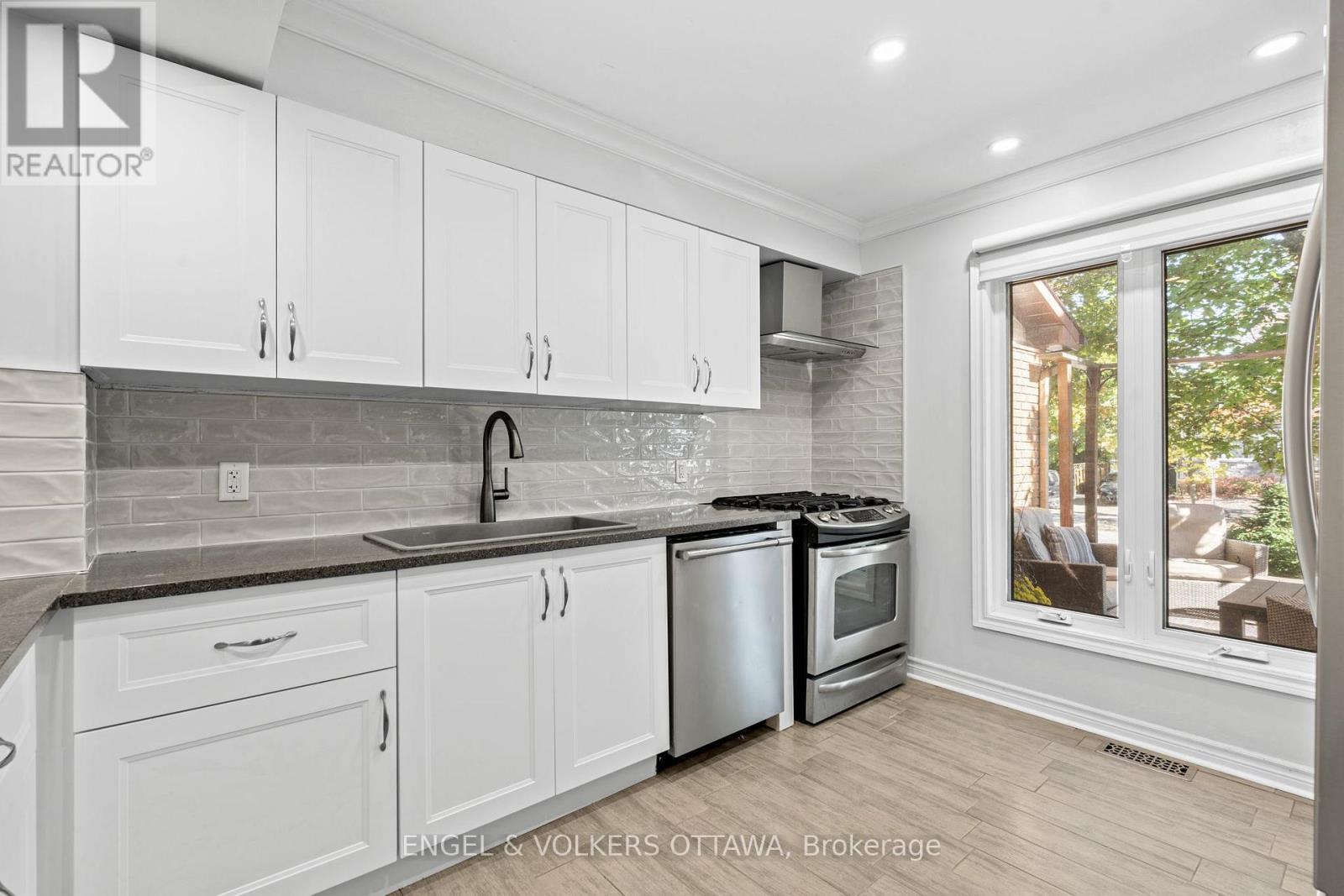 1540 Mimosa Avenue, Ottawa, ON - Indoor Photo Showing Kitchen With Upgraded Kitchen