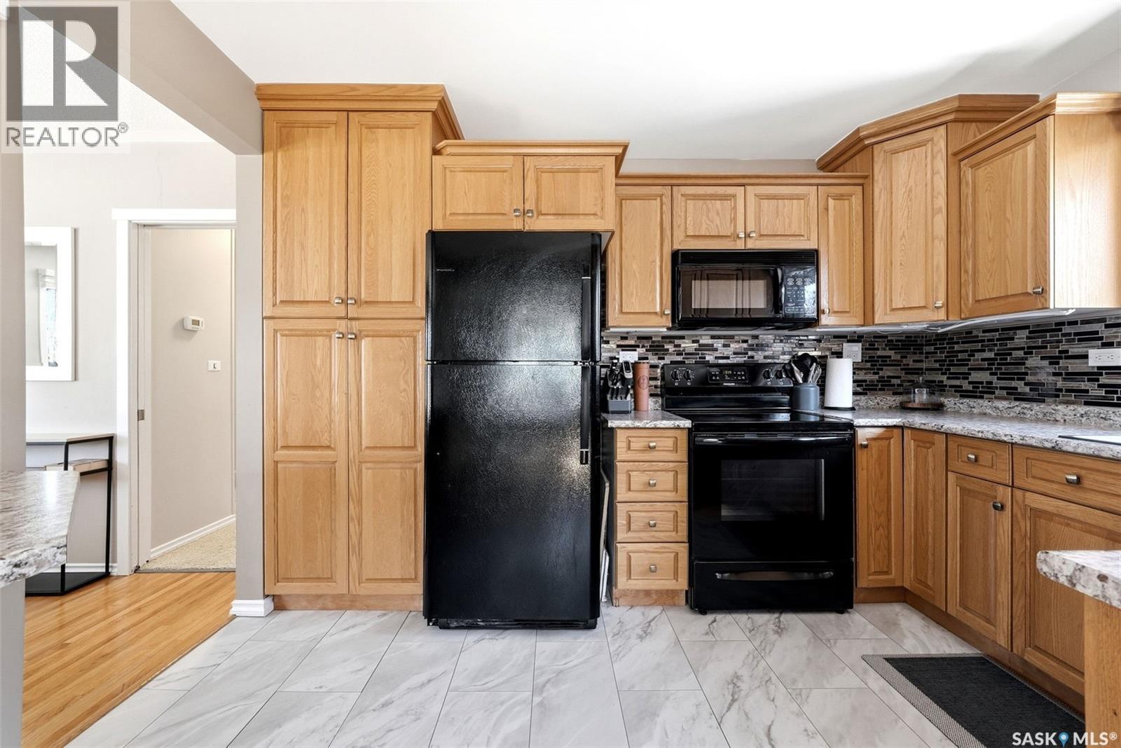 3013 Grant Road, Regina, SK - Indoor Photo Showing Kitchen