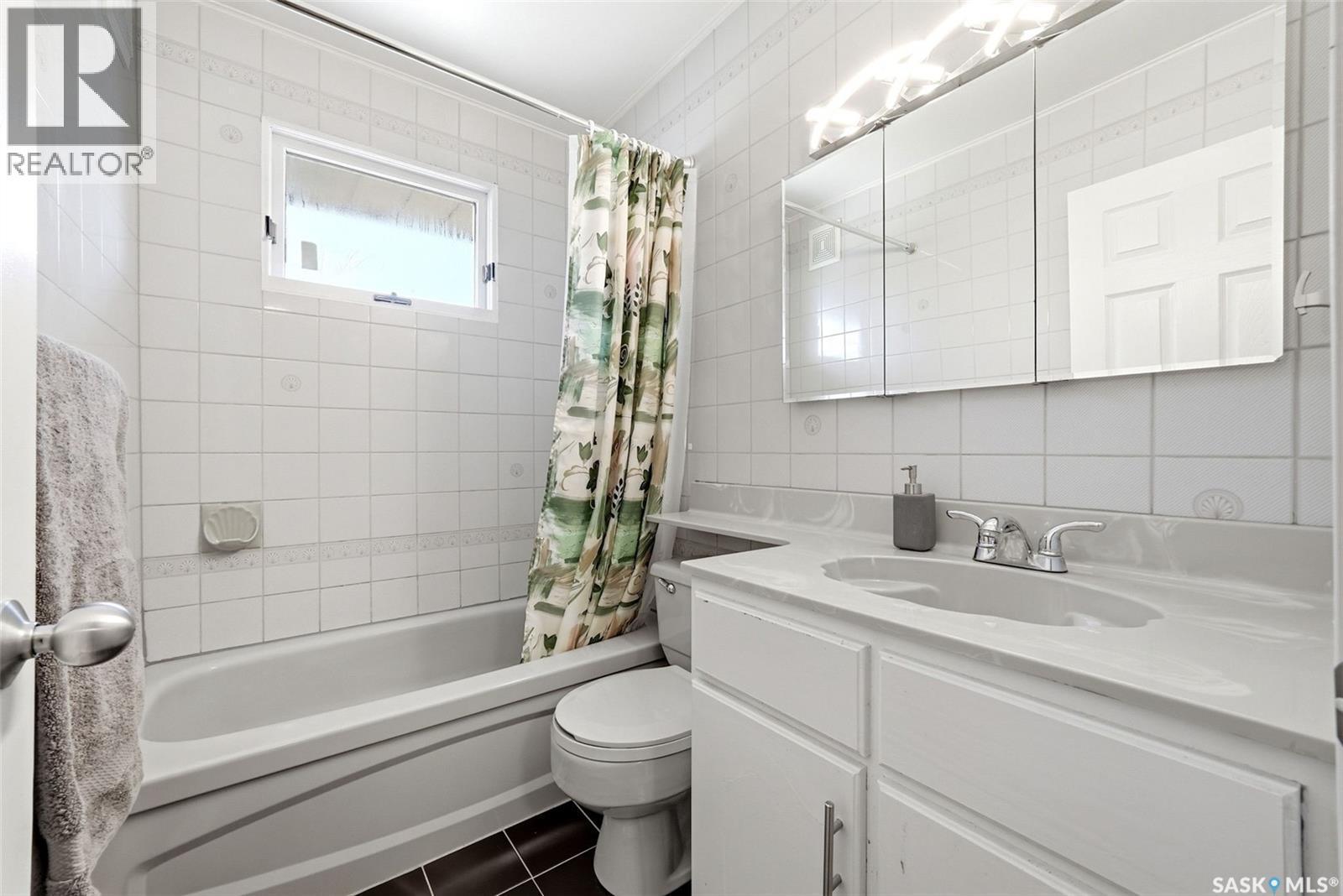 3013 Grant Road, Regina, SK - Indoor Photo Showing Bathroom