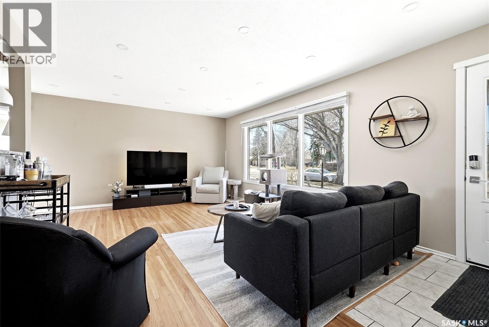 3013 Grant Road, Regina, SK - Indoor Photo Showing Living Room