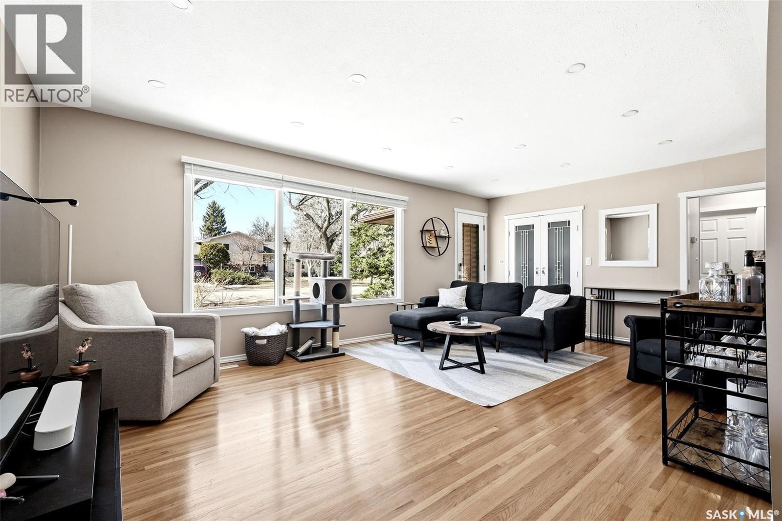 3013 Grant Road, Regina, SK - Indoor Photo Showing Living Room