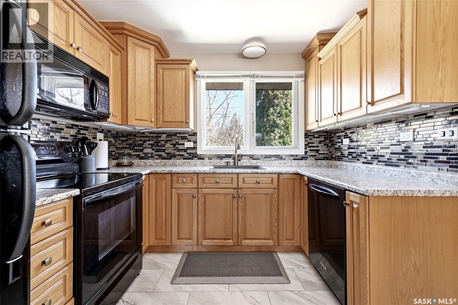 3013 Grant Road, Regina, SK - Indoor Photo Showing Kitchen