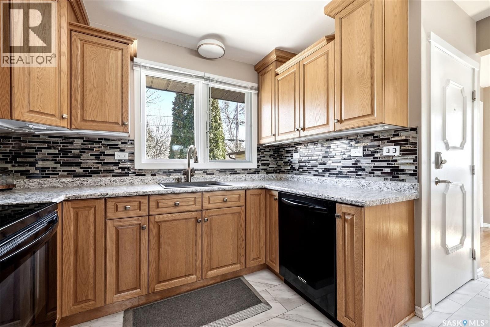 3013 Grant Road, Regina, SK - Indoor Photo Showing Kitchen