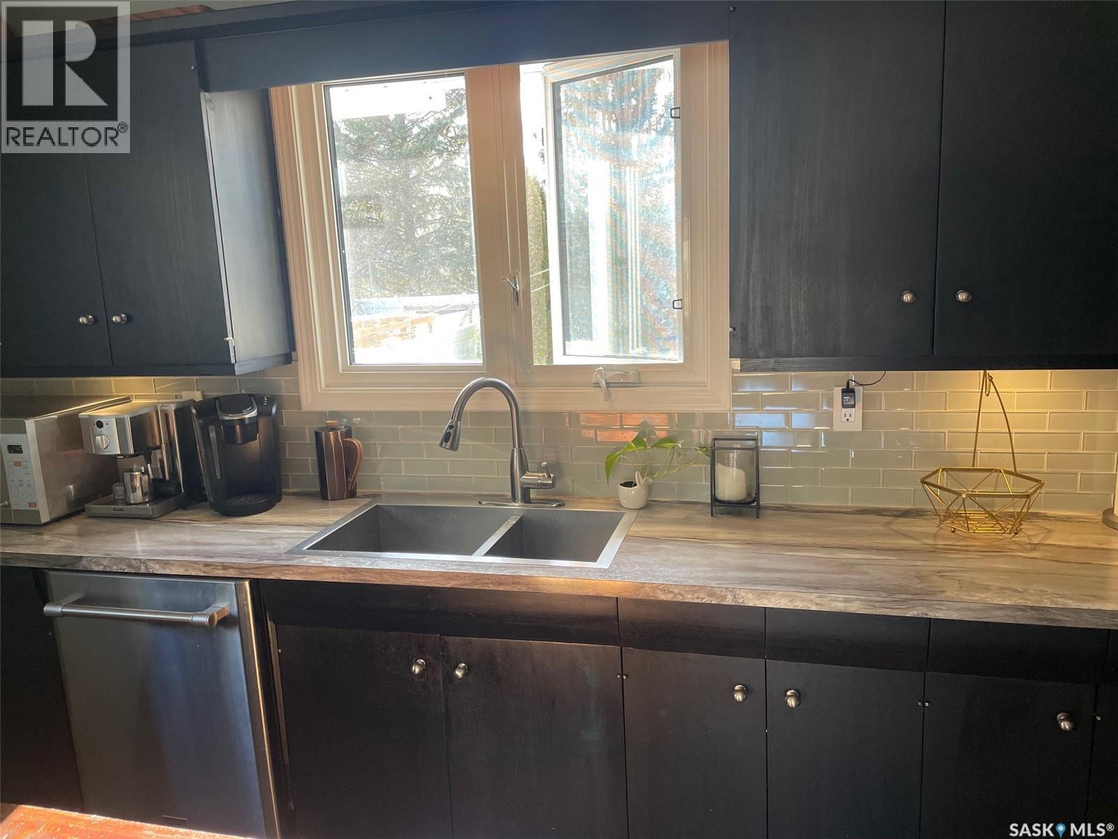 1802 Arlington Avenue, Saskatoon, SK - Indoor Photo Showing Kitchen With Double Sink