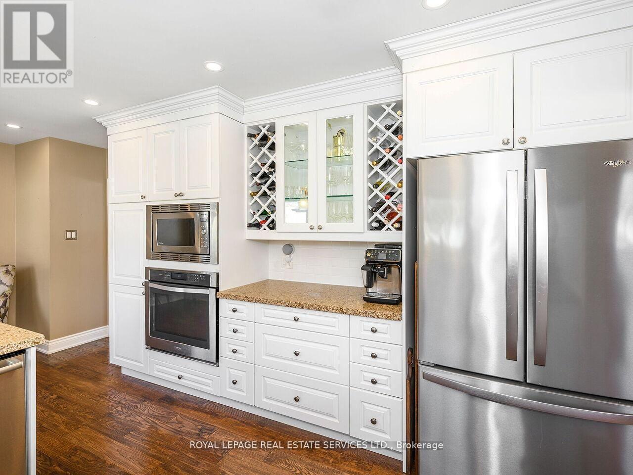 1602 Carletta Drive, Mississauga, ON - Indoor Photo Showing Kitchen With Stainless Steel Kitchen