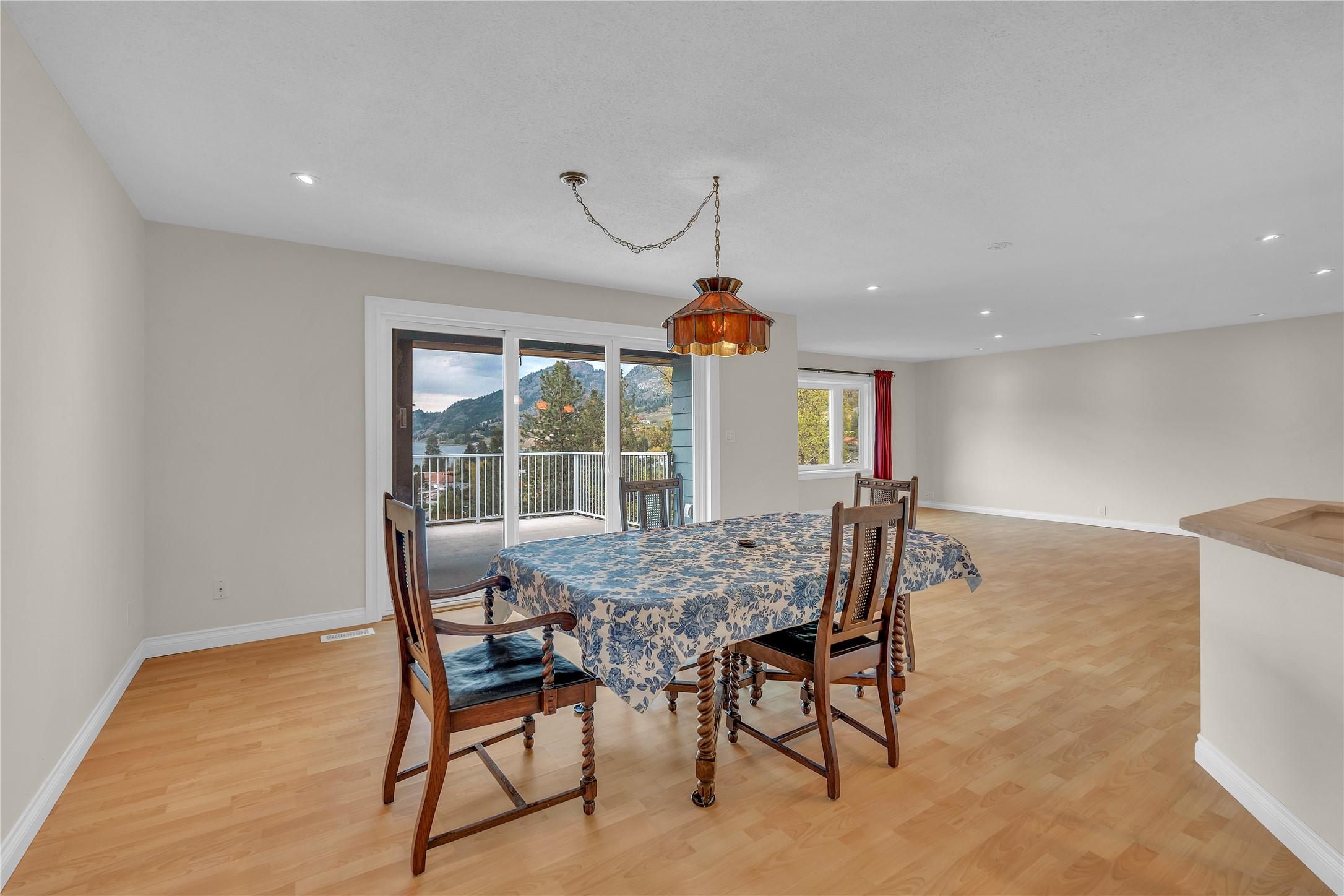 418 Panorama Crescent, Okanagan Falls, BC - Indoor Photo Showing Dining Room