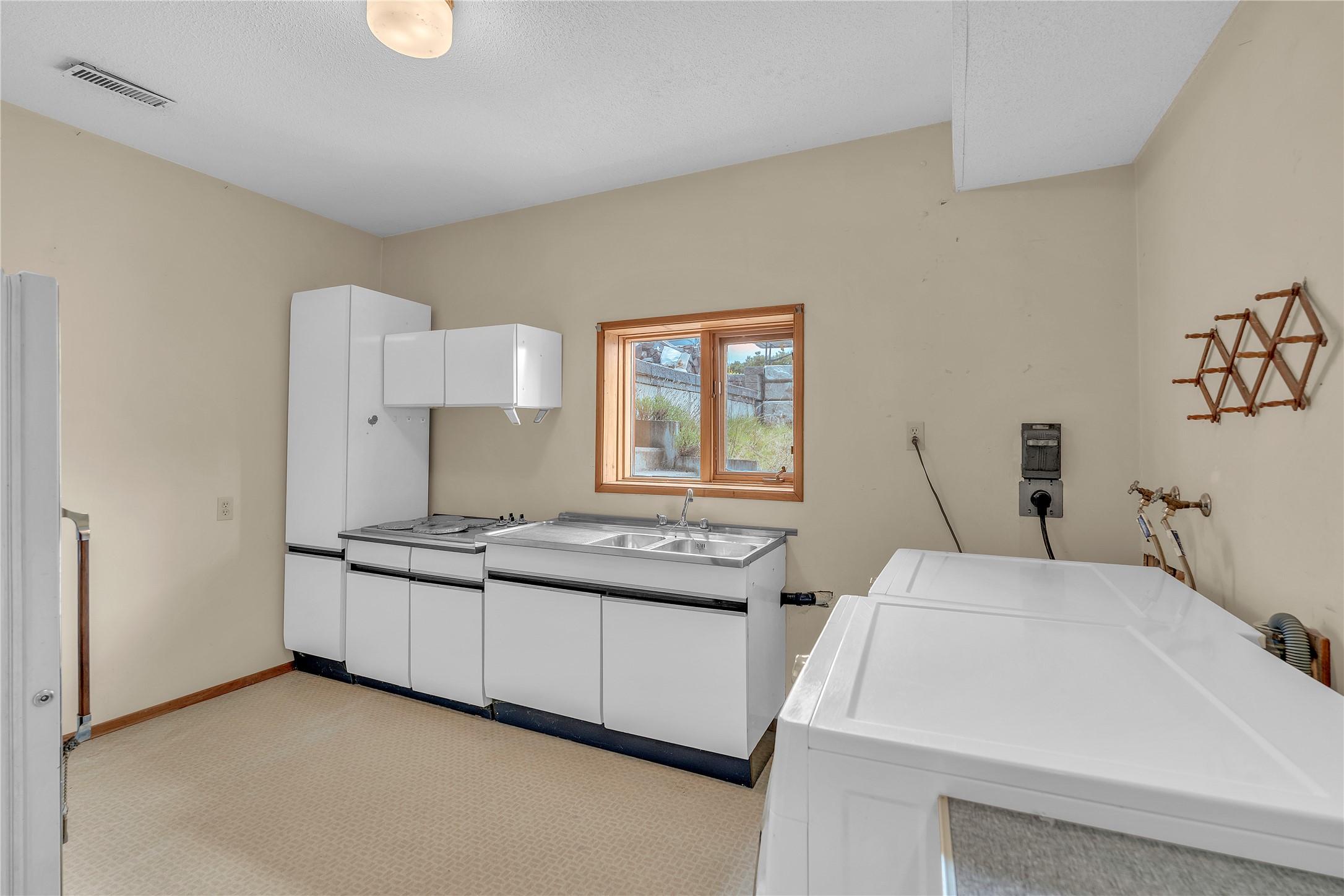 418 Panorama Crescent, Okanagan Falls, BC - Indoor Photo Showing Laundry Room
