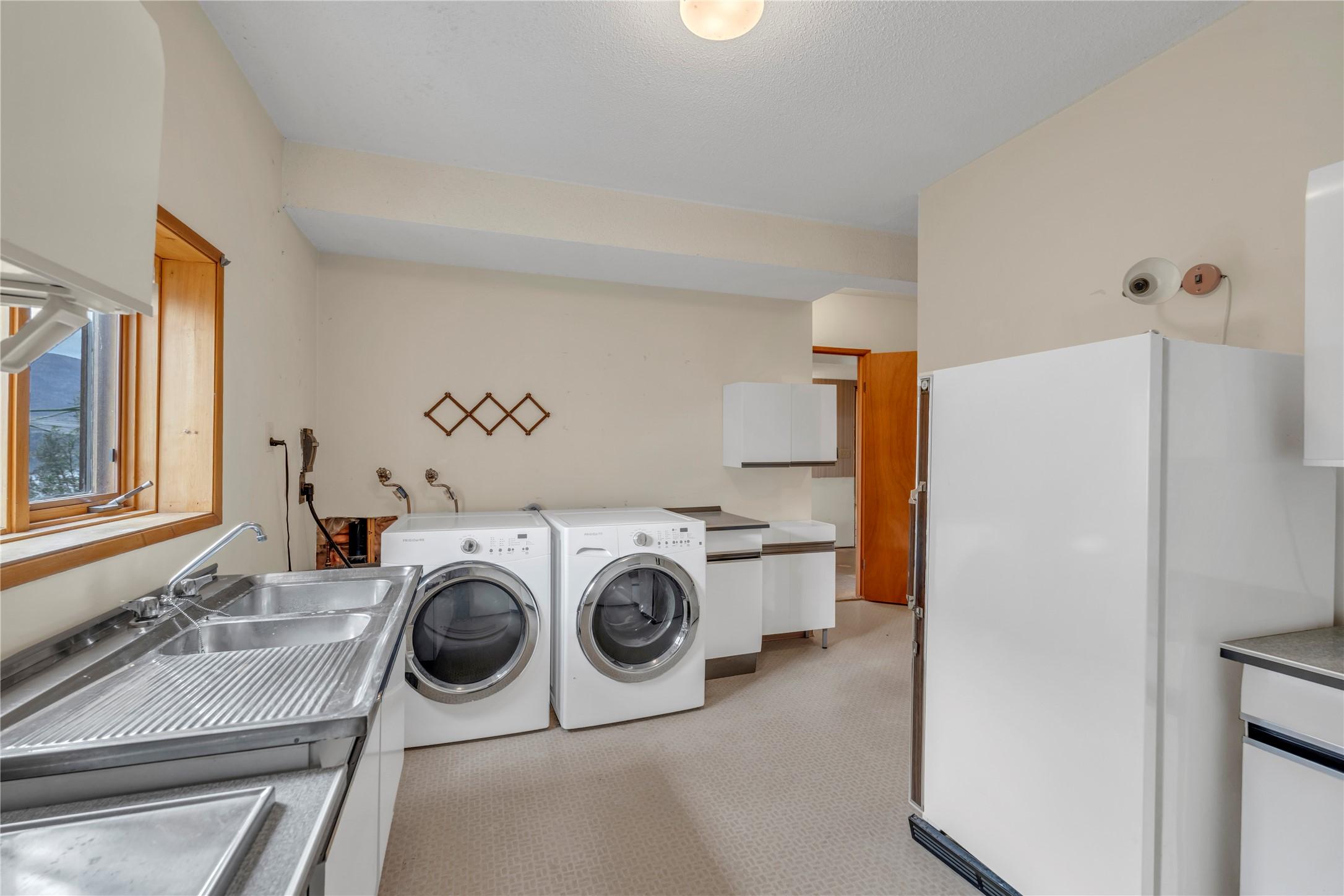 418 Panorama Crescent, Okanagan Falls, BC - Indoor Photo Showing Laundry Room