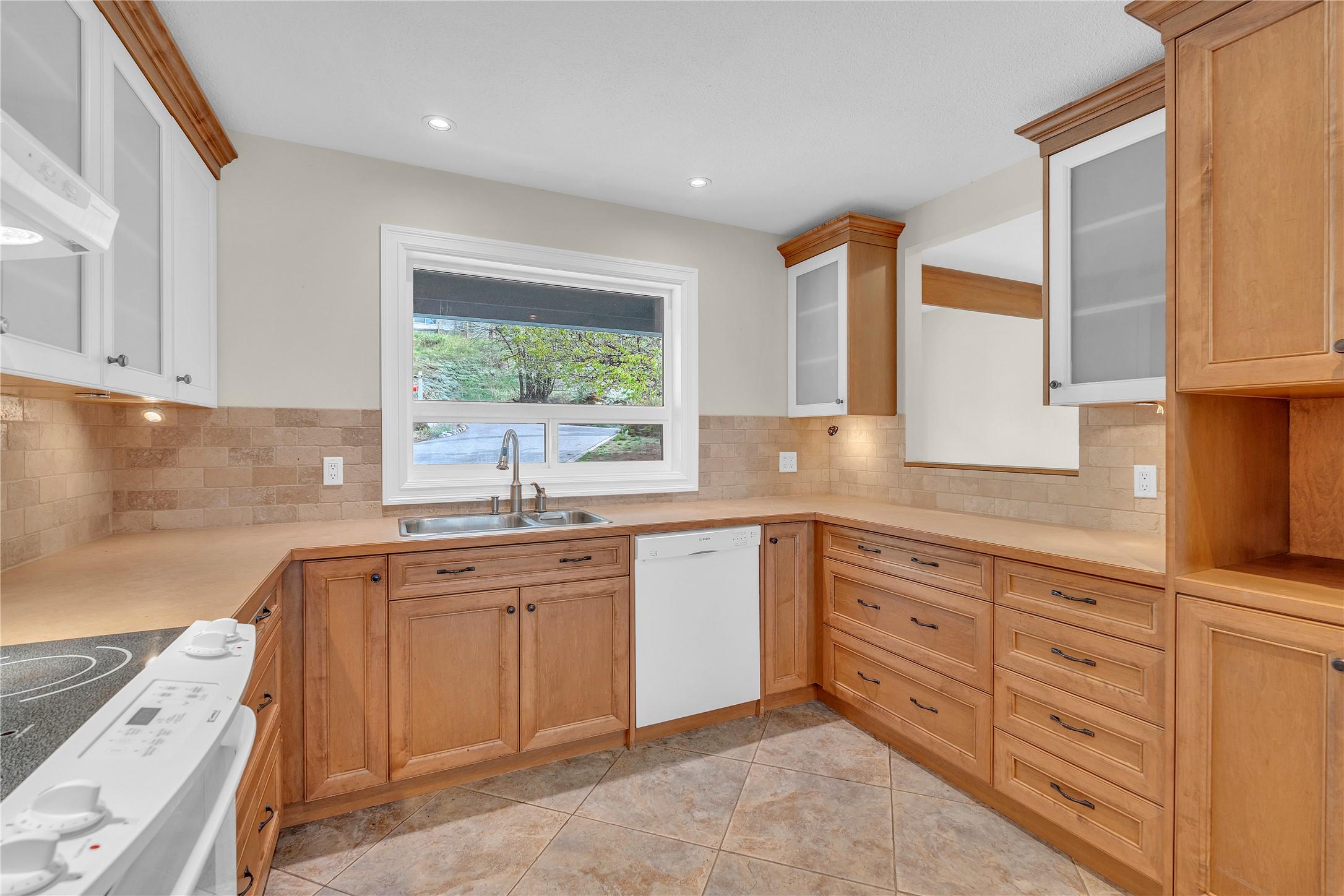 418 Panorama Crescent, Okanagan Falls, BC - Indoor Photo Showing Kitchen With Double Sink
