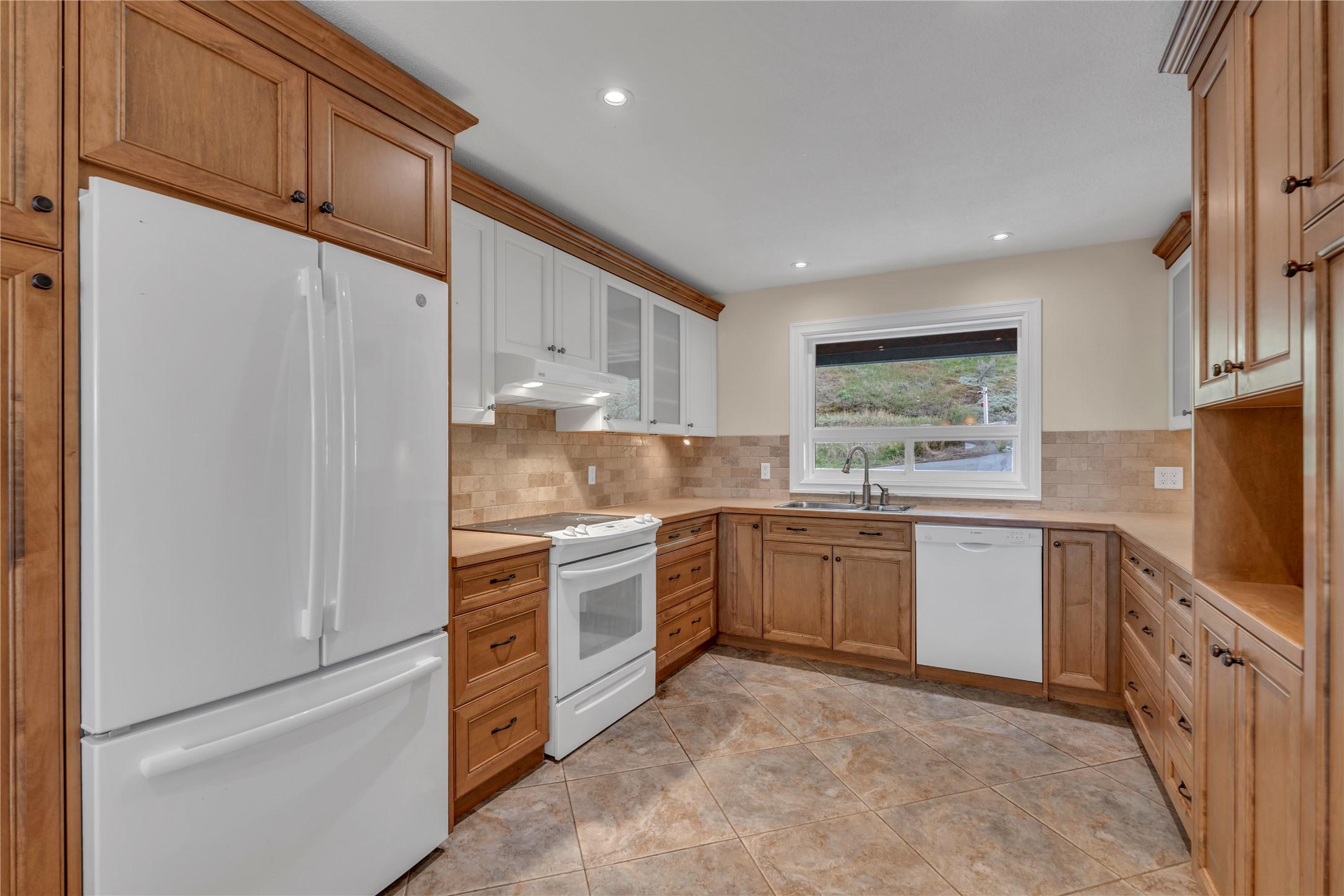 418 Panorama Crescent, Okanagan Falls, BC - Indoor Photo Showing Kitchen With Double Sink