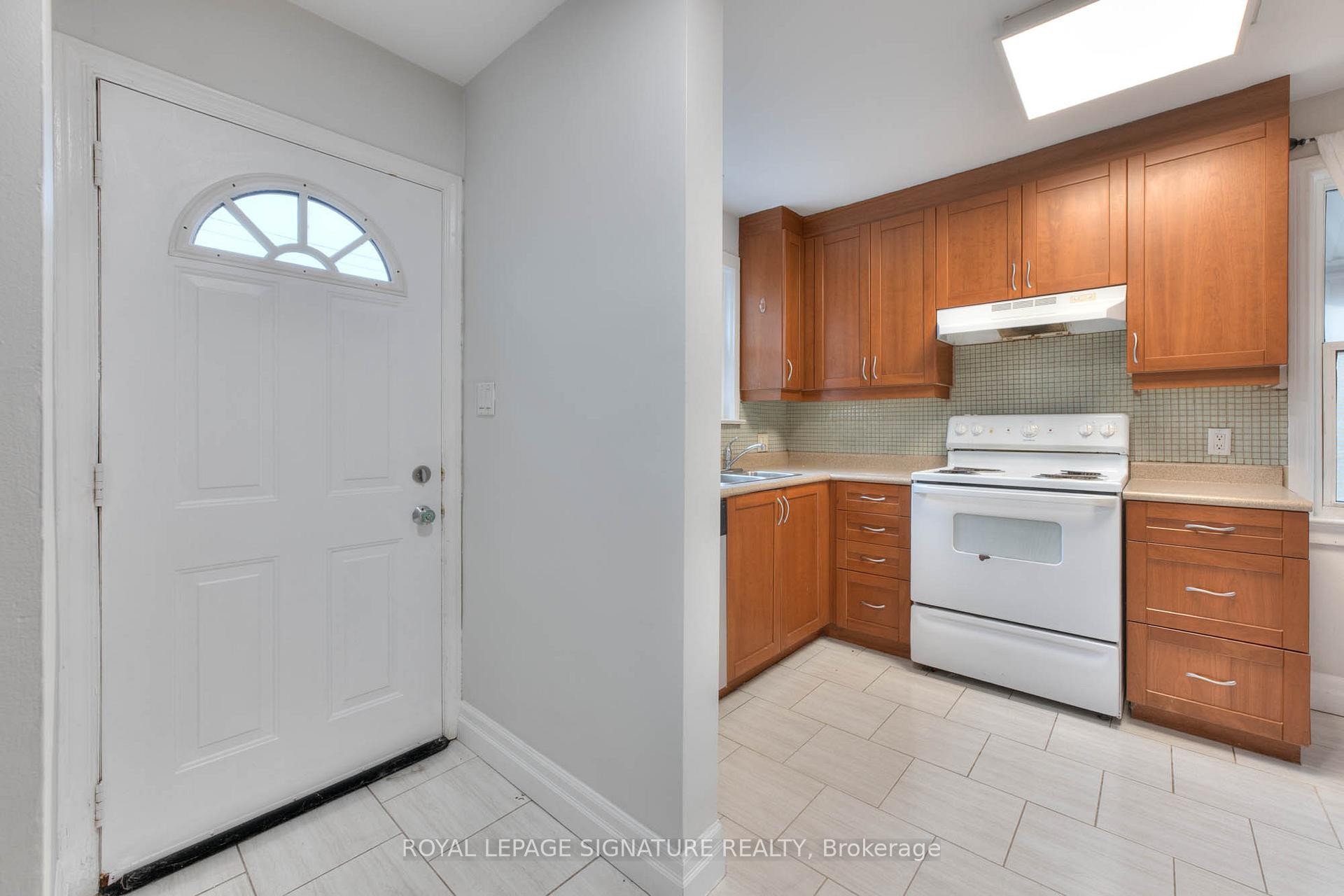 839 Stirling Avenue S, Kitchener, ON - Indoor Photo Showing Kitchen
