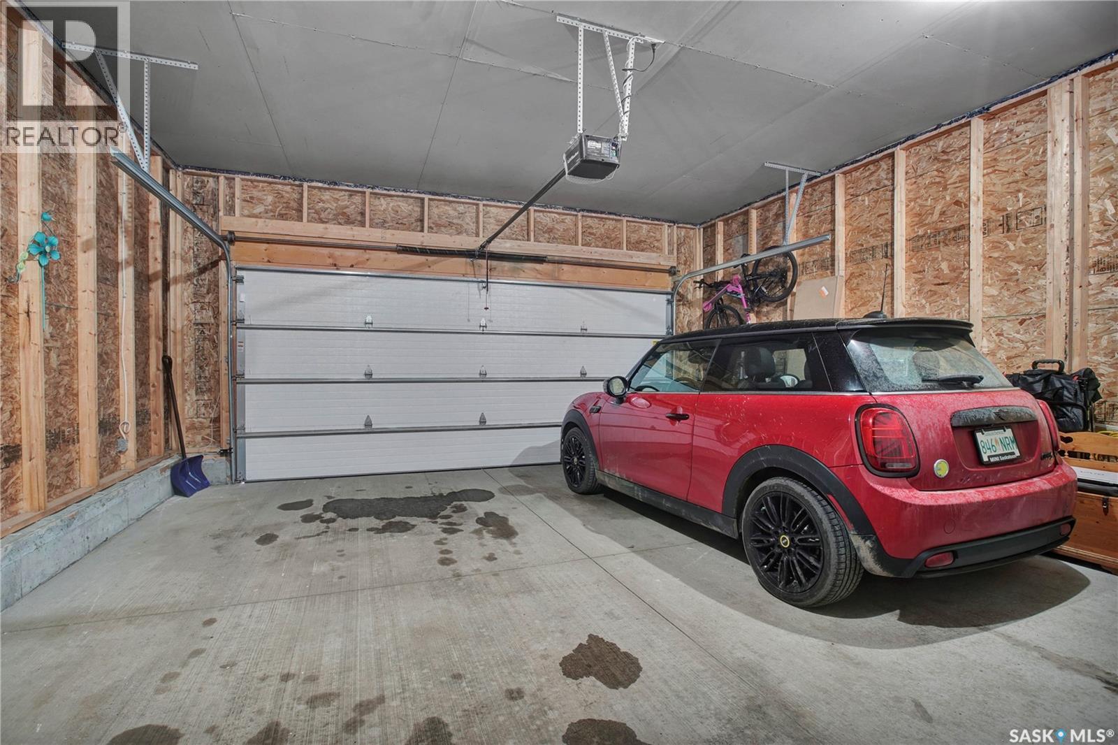 211 Stilling Union, Saskatoon, SK - Indoor Photo Showing Garage