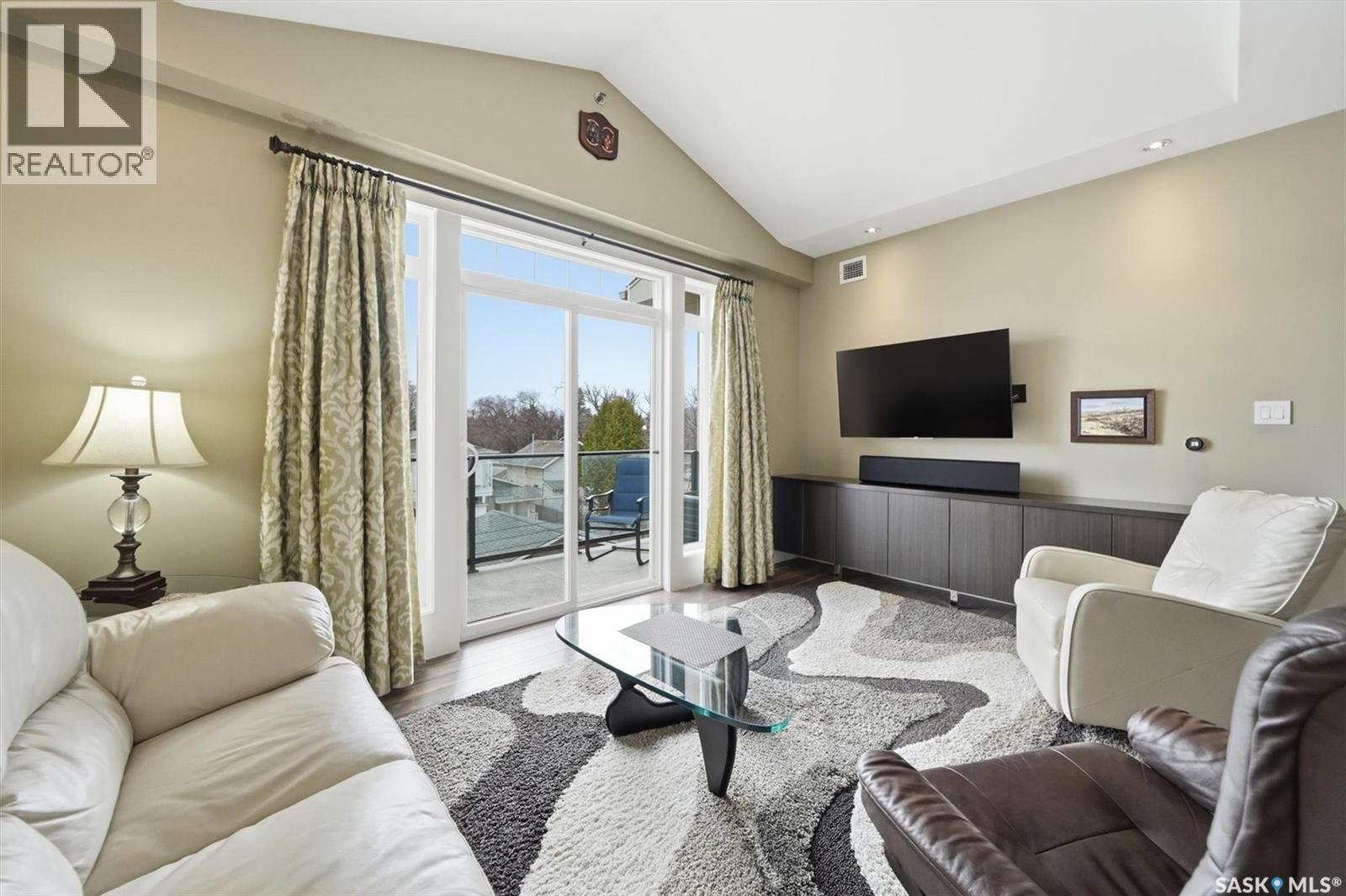 308 721 8Th Street E, Saskatoon, SK - Indoor Photo Showing Living Room