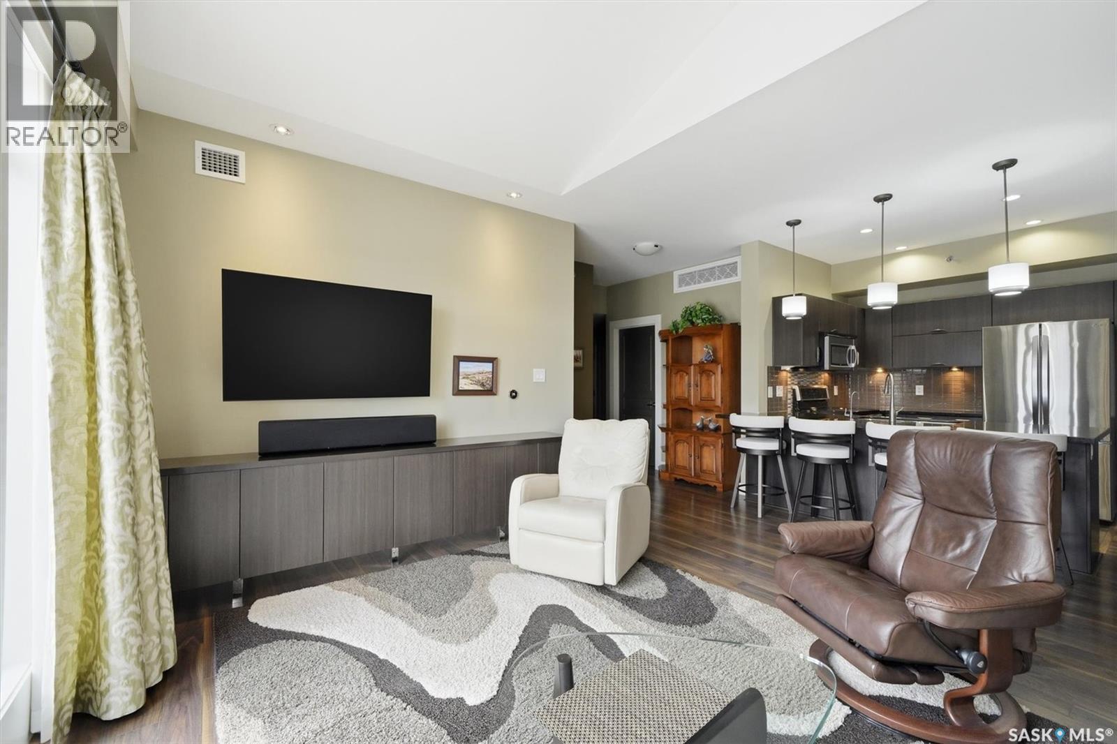 308 721 8Th Street E, Saskatoon, SK - Indoor Photo Showing Living Room