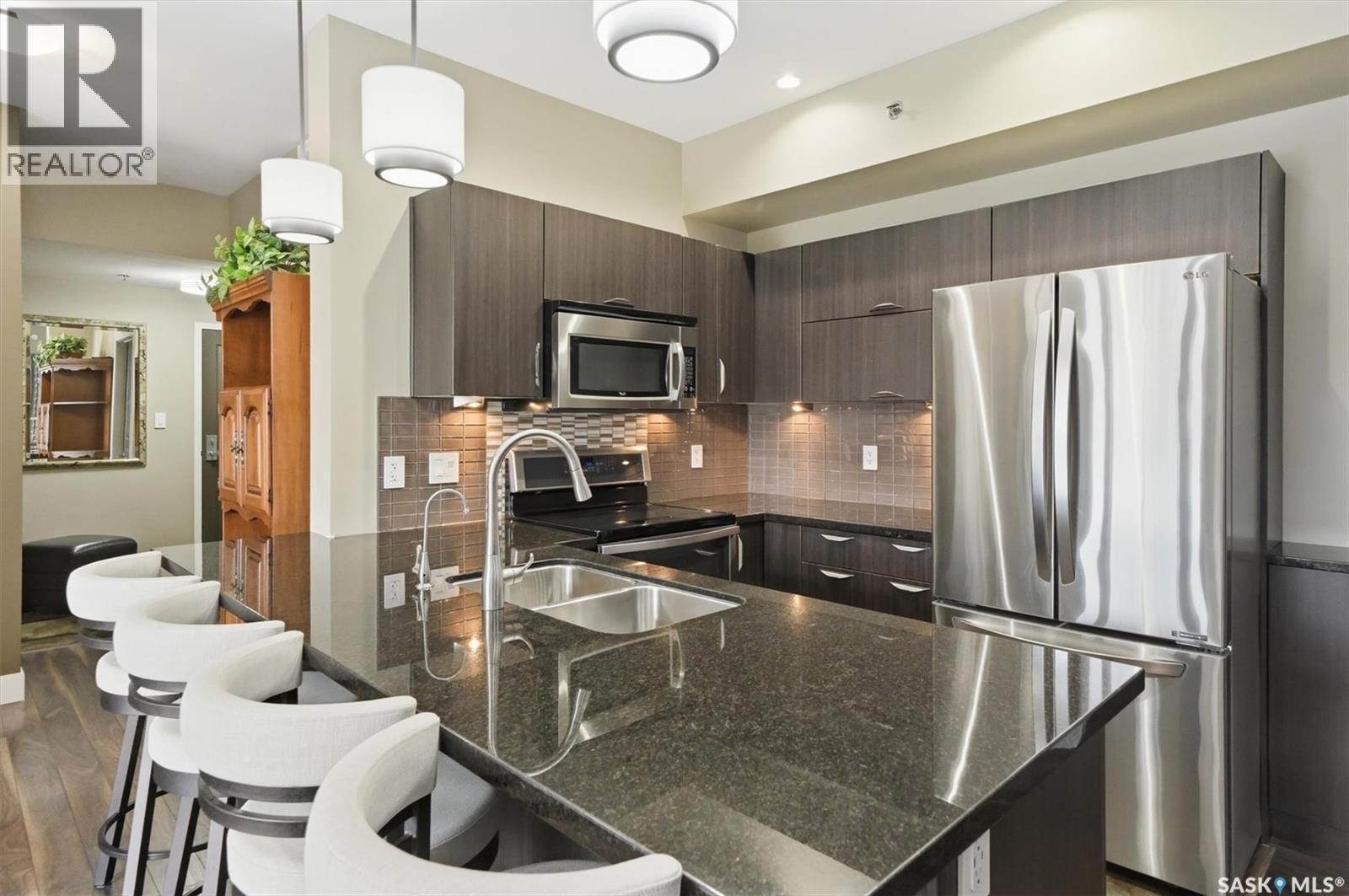 308 721 8Th Street E, Saskatoon, SK - Indoor Photo Showing Kitchen With Double Sink With Upgraded Kitchen