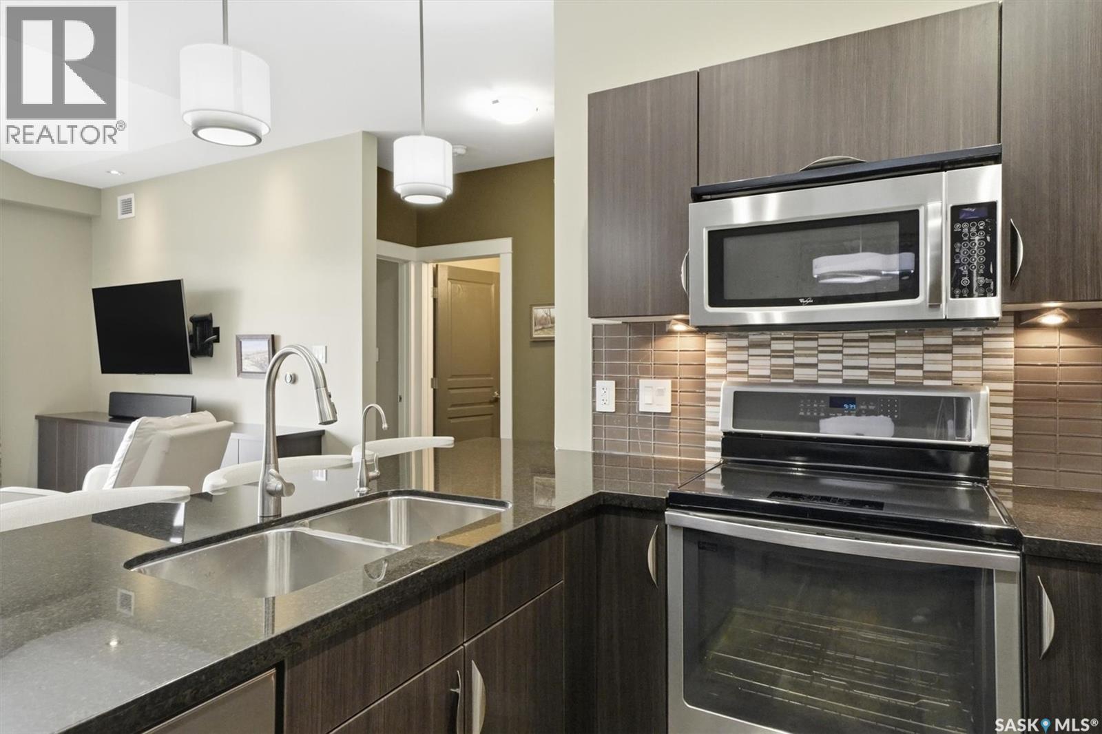 308 721 8Th Street E, Saskatoon, SK - Indoor Photo Showing Kitchen With Double Sink