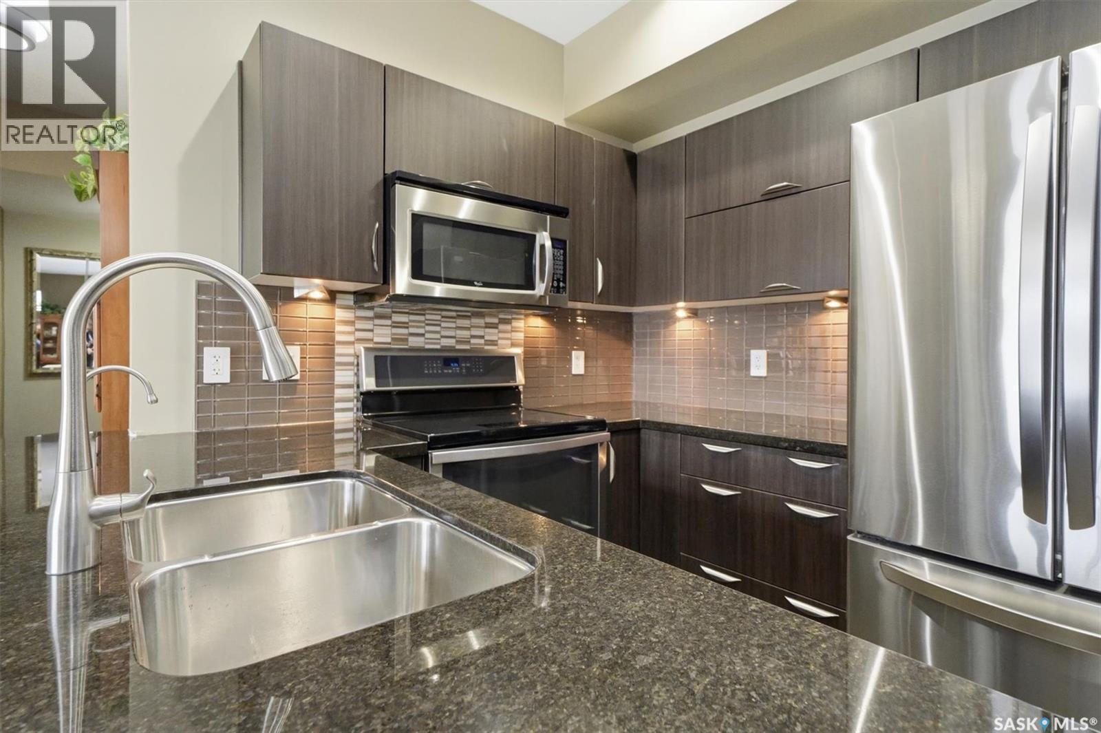 308 721 8Th Street E, Saskatoon, SK - Indoor Photo Showing Kitchen With Double Sink With Upgraded Kitchen