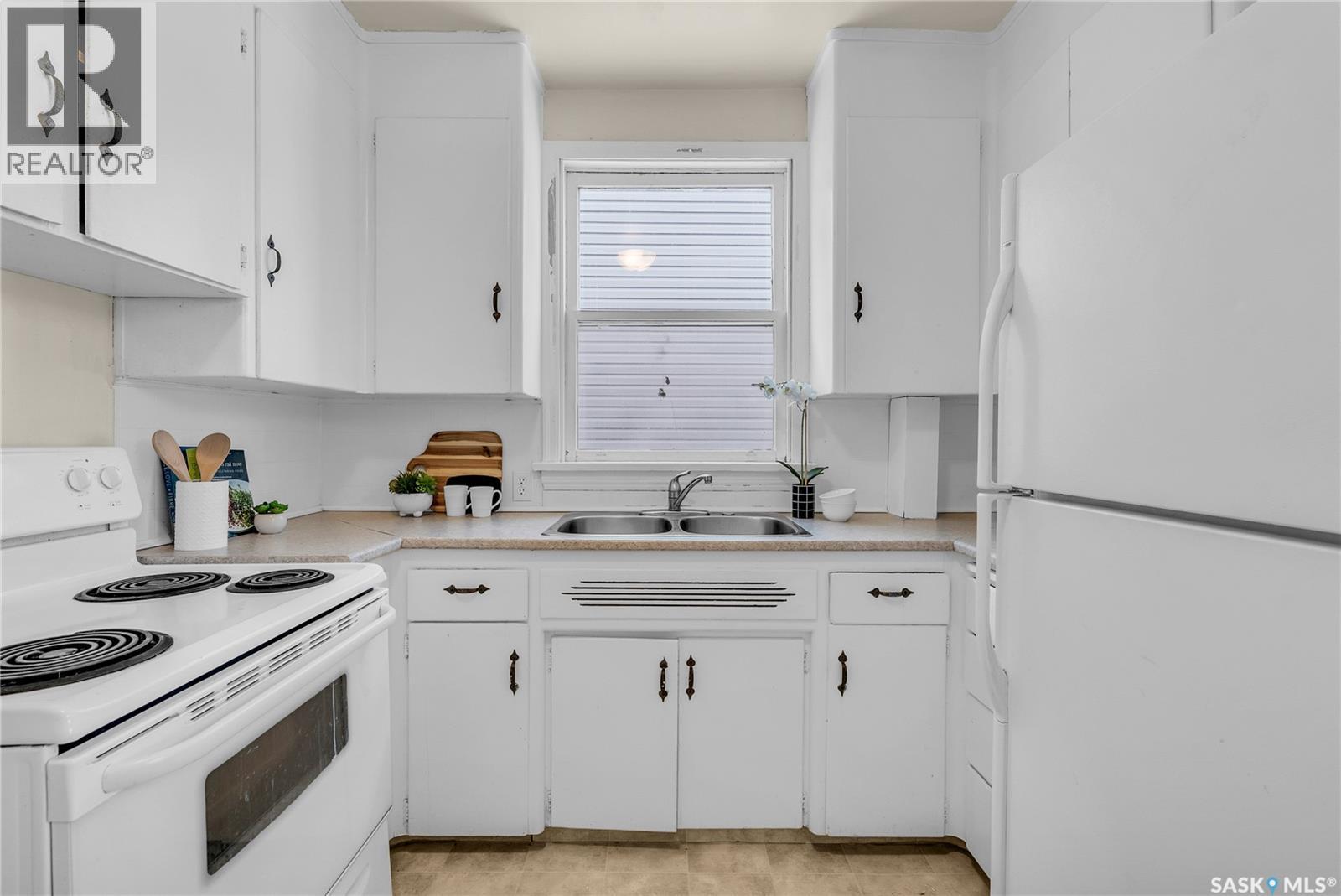 1115 9Th Street E, Saskatoon, SK - Indoor Photo Showing Kitchen With Double Sink