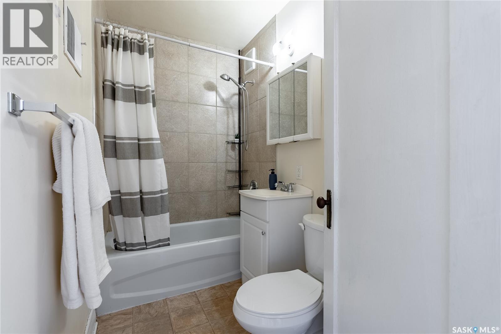 1115 9Th Street E, Saskatoon, SK - Indoor Photo Showing Bathroom