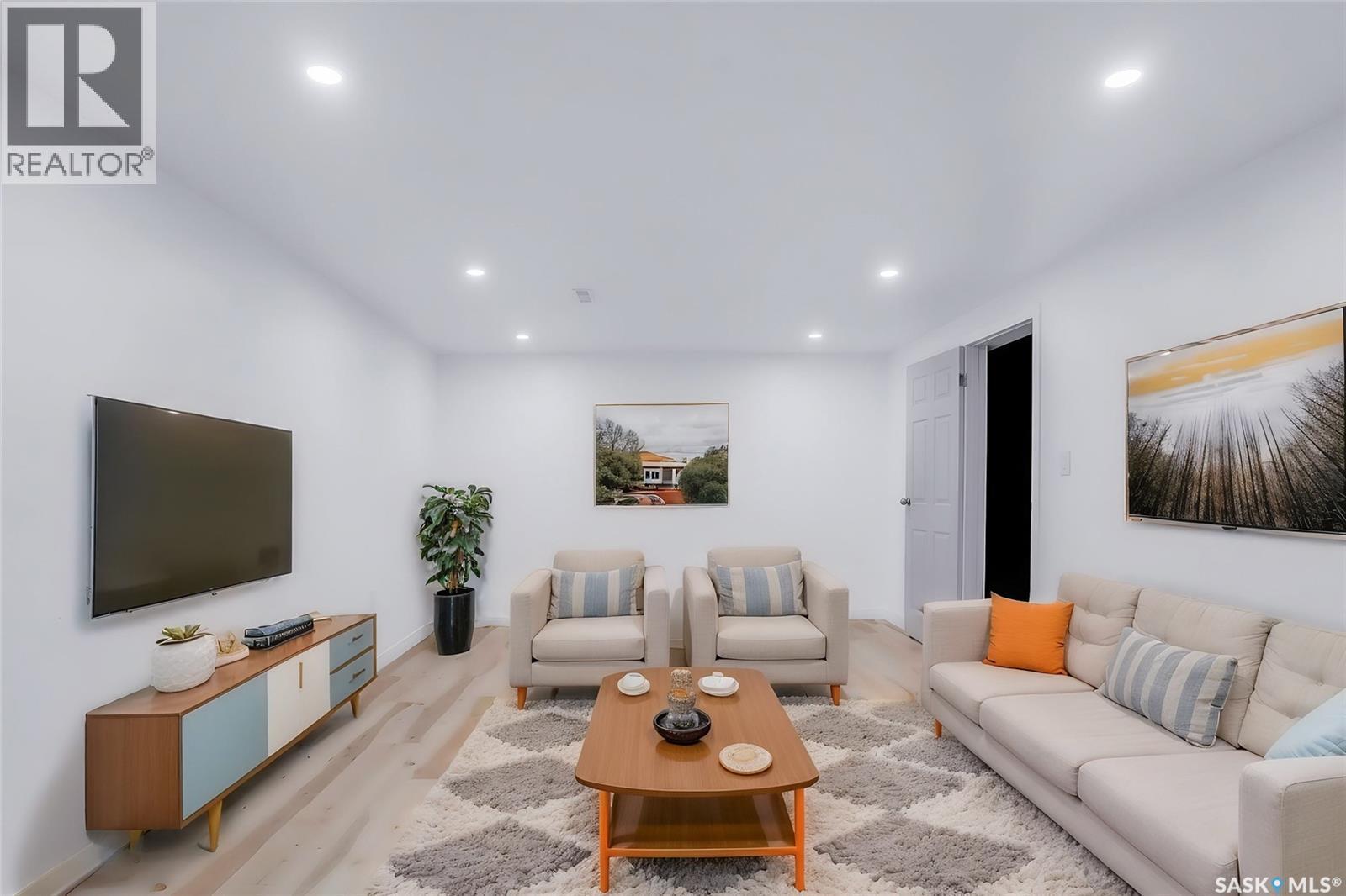 122 Clancy Drive, Saskatoon, SK - Indoor Photo Showing Living Room