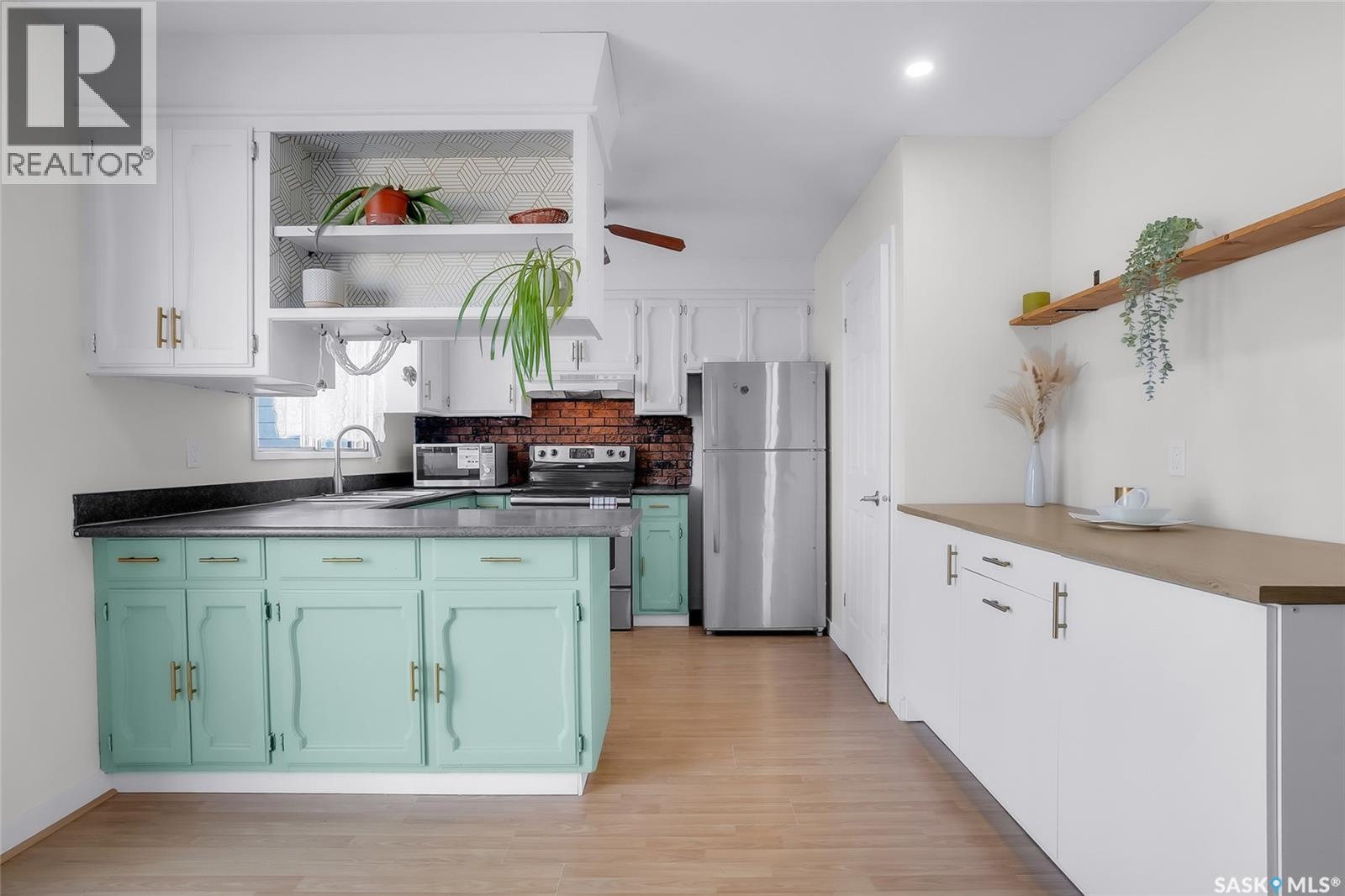 122 Clancy Drive, Saskatoon, SK - Indoor Photo Showing Kitchen