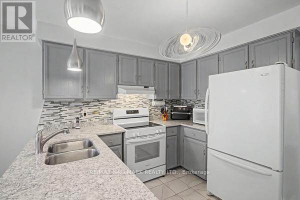 10 Haskell Crescent, Aurora, ON - Indoor Photo Showing Kitchen With Double Sink With Upgraded Kitchen