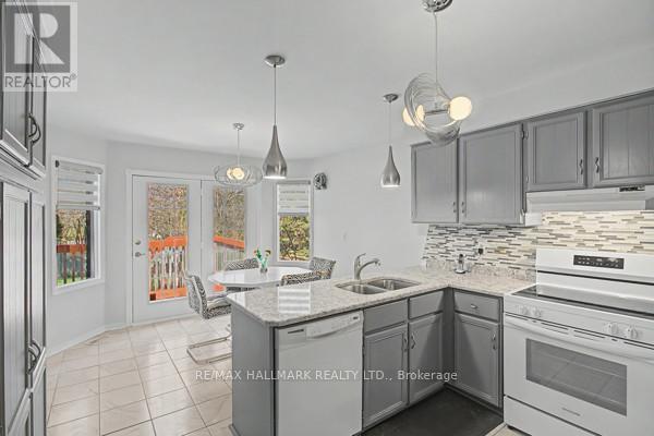 10 Haskell Crescent, Aurora, ON - Indoor Photo Showing Kitchen With Double Sink With Upgraded Kitchen