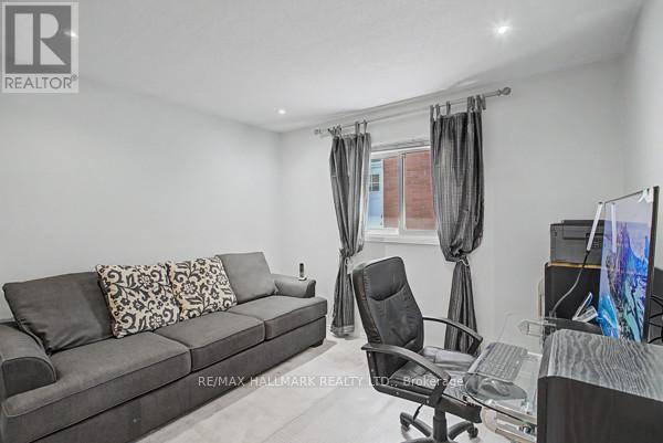 10 Haskell Crescent, Aurora, ON - Indoor Photo Showing Living Room