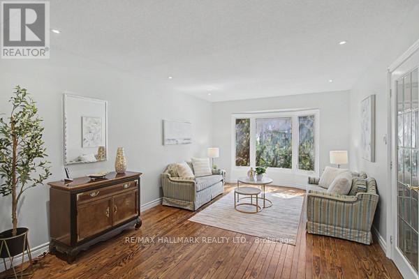 10 Haskell Crescent, Aurora, ON - Indoor Photo Showing Living Room