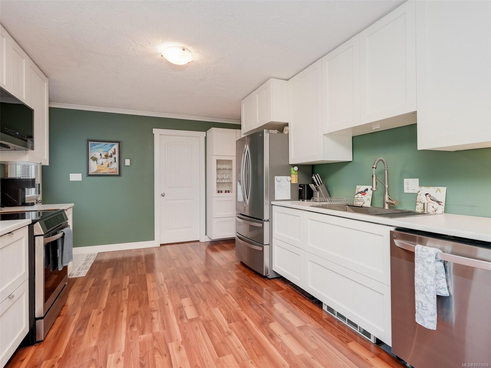 6894 Beaton Rd, Sooke, BC - Indoor Photo Showing Kitchen