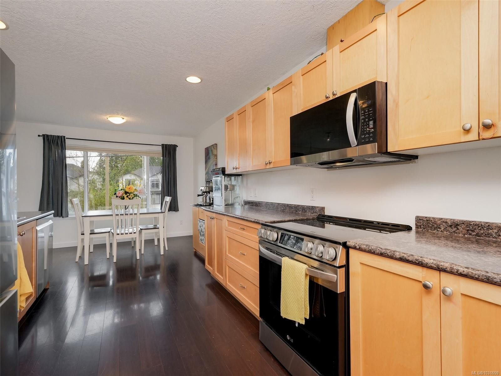 6894 Beaton Rd, Sooke, BC - Indoor Photo Showing Kitchen