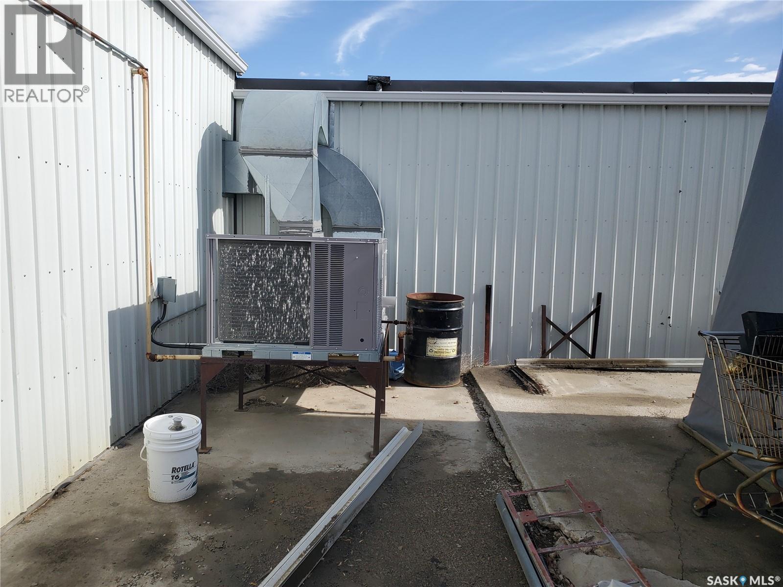 102 Railway Avenue N, Cabri, SK
