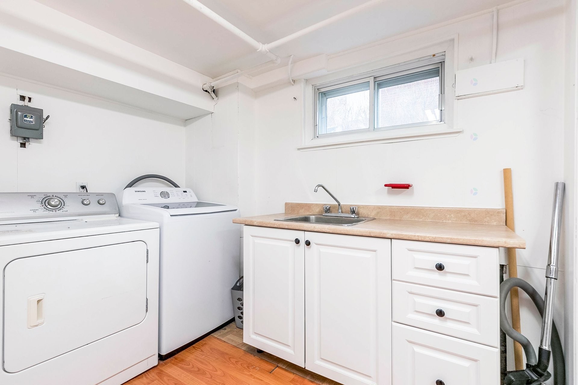 Salle de lavage - 5719 Av. Smart, Côte-Saint-Luc, QC - Indoor Photo Showing Laundry Room