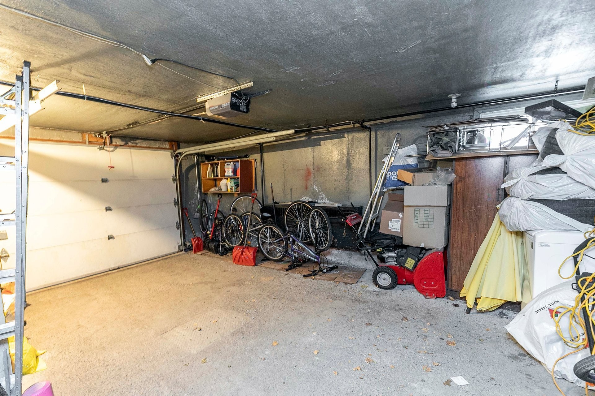 Garage - 5719 Av. Smart, Côte-Saint-Luc, QC - Indoor Photo Showing Garage