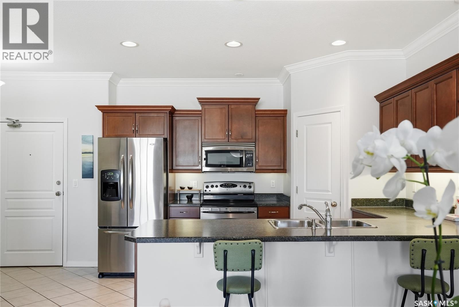 304 218 Heath Avenue, Saskatoon, SK - Indoor Photo Showing Kitchen With Double Sink
