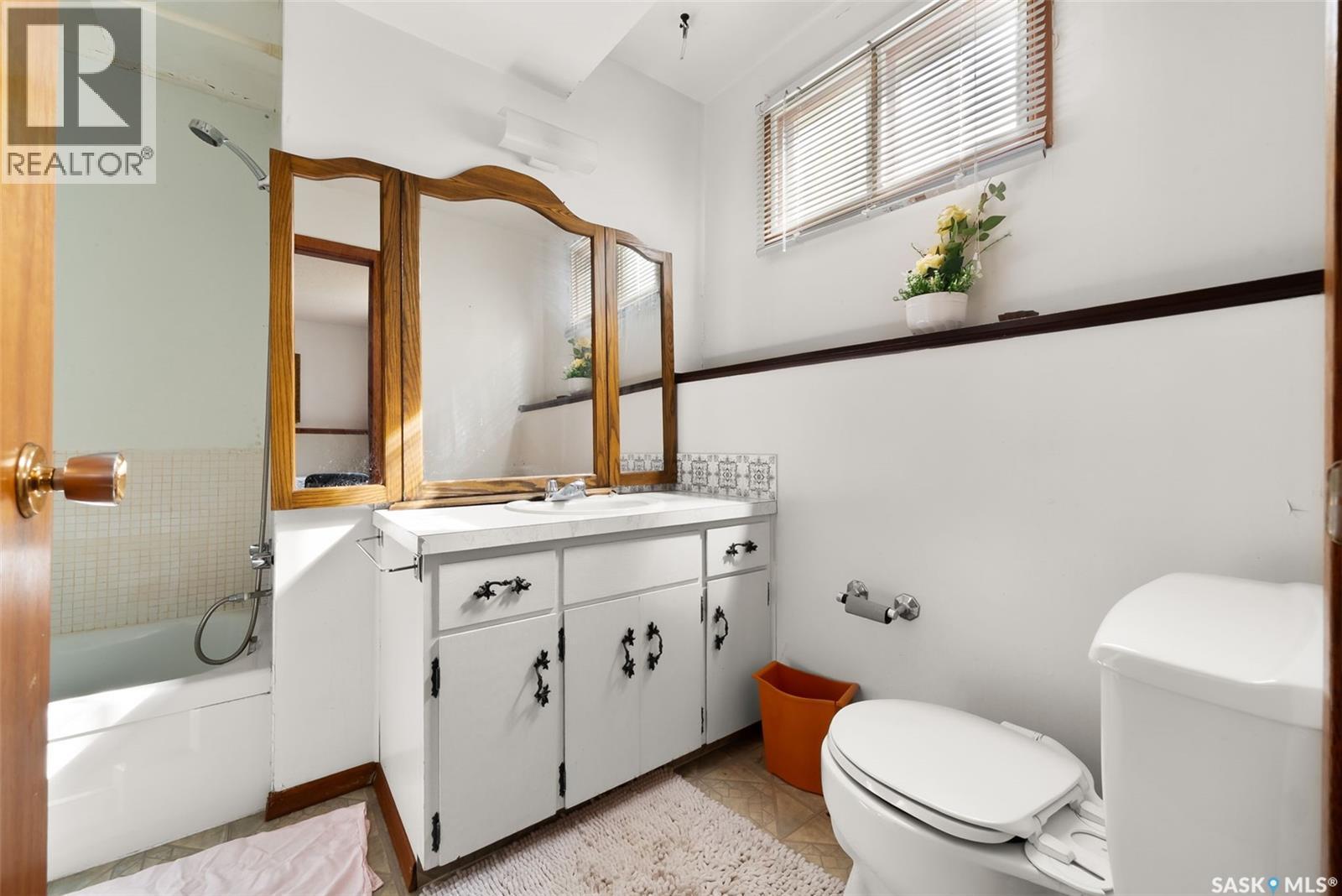 1015 12Th Avenue E, Regina, SK - Indoor Photo Showing Bathroom