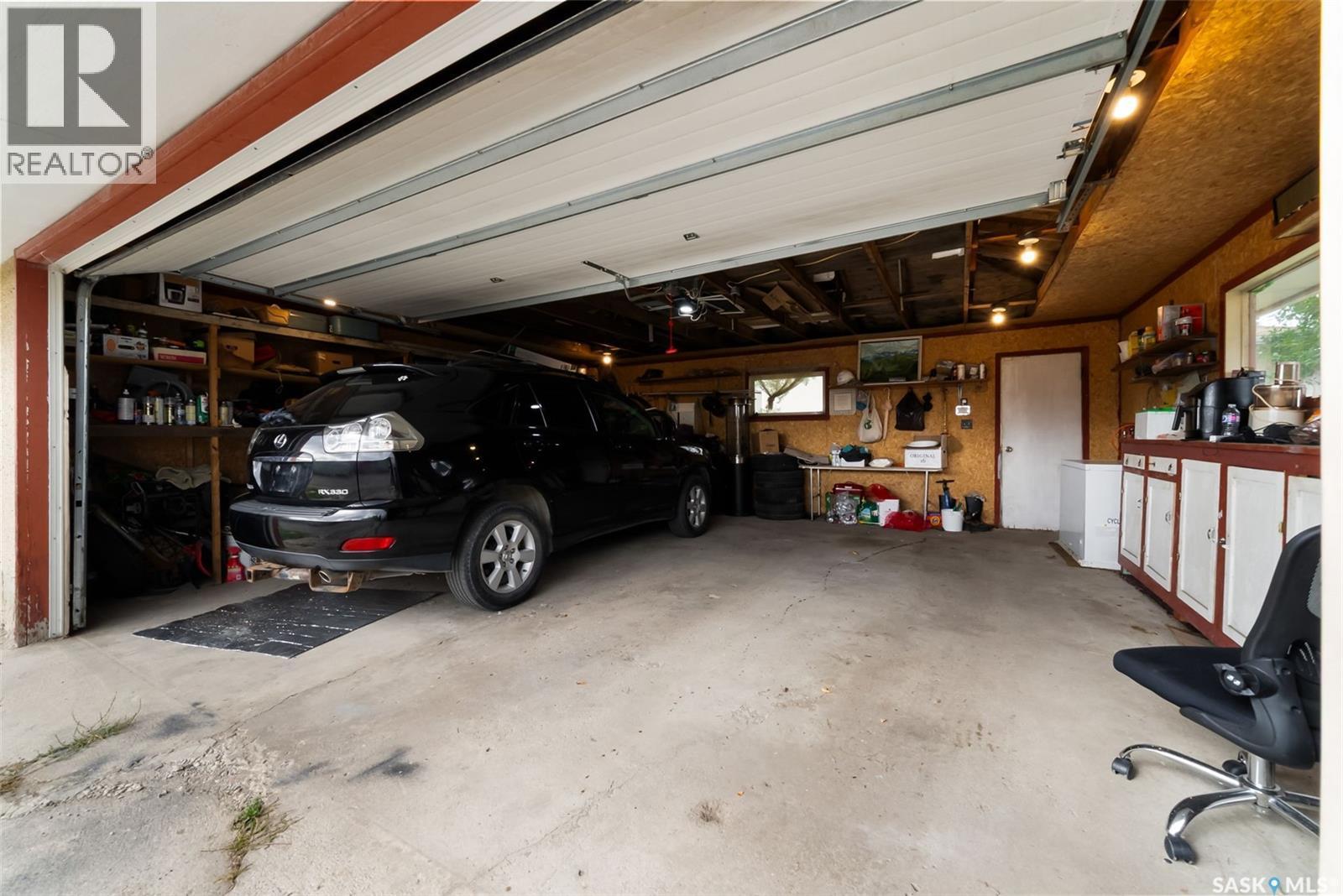 1015 12Th Avenue E, Regina, SK - Indoor Photo Showing Garage