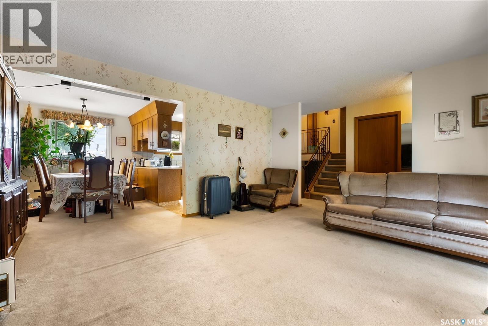1015 12Th Avenue E, Regina, SK - Indoor Photo Showing Living Room