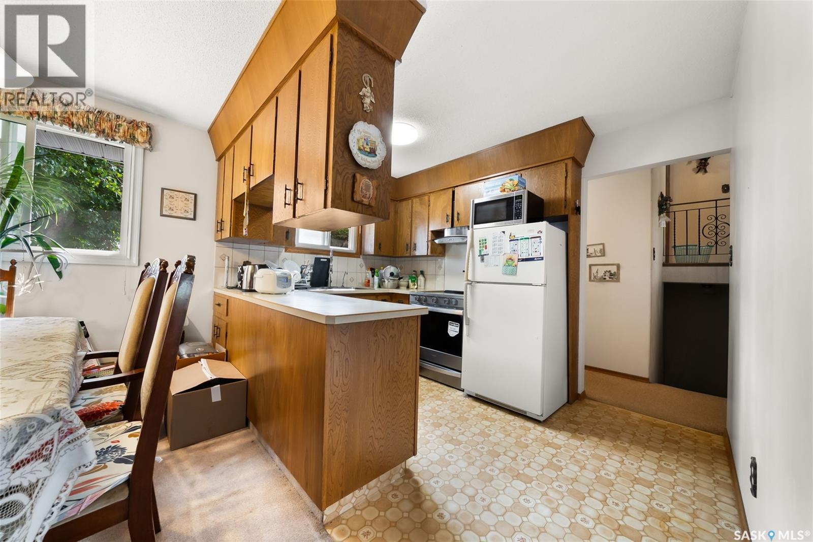 1015 12Th Avenue E, Regina, SK - Indoor Photo Showing Kitchen