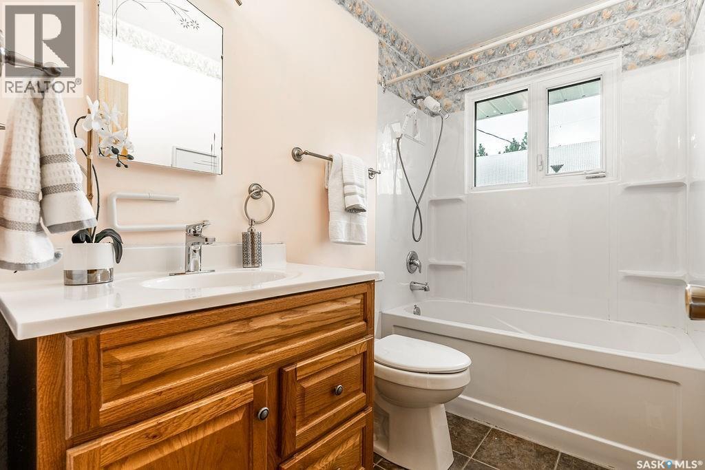 1609 Park Avenue, Saskatoon, SK - Indoor Photo Showing Bathroom